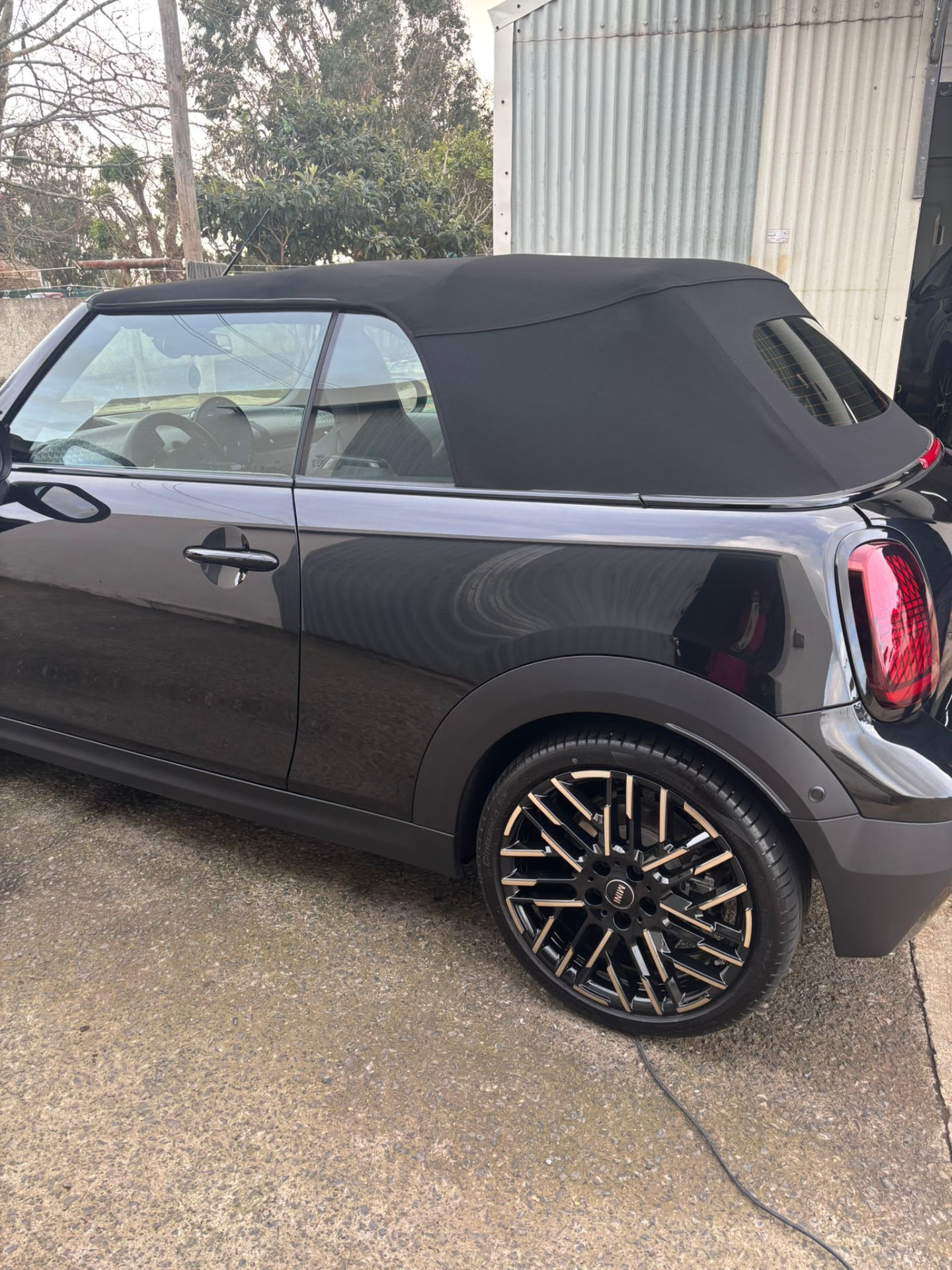 Acabamento e limpeza de jantes de Mini Cooper em Vila do Porto